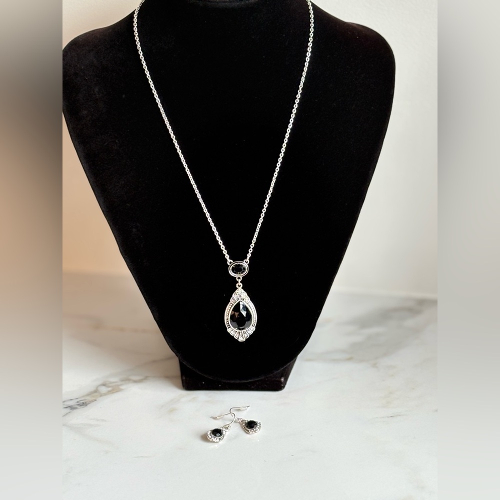 Avon 2013 Black Faceted Stone Marcasite Style Pendant Necklace & Earrings Set - Picture 7 of 9